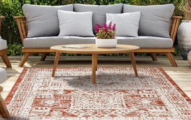 Using Outdoor Rugs to Add Visual Balance to Large Patios